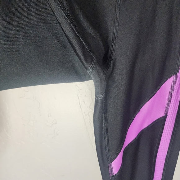 Under Armour Black And Purple Compression Leggings Size Small - Picture 7 of 8